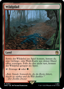 Magic: The Gathering Karte „Wildpfad“ aus der Doctor Who Edition. Das Landmotiv zeigt einen düsteren Waldweg mit fallenden Blättern und knorrigen Bäumen, die eine geheimnisvolle Atmosphäre schaffen. Die Karte erzeugt rotes oder grünes Mana und kann ungetappt ins Spiel kommen, wenn eine Gebirge- oder Wald-Karte aus der Hand vorgezeigt wird. Zitat von „Der Zwölfte Doctor“ aus Doctor Who über das Sonnenlicht, das eine Bestie füttert.