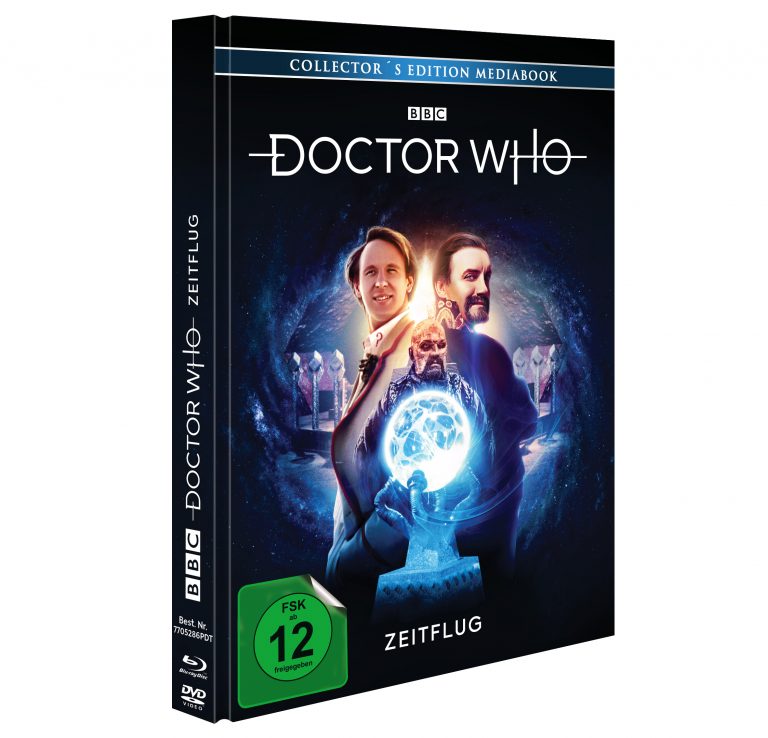 Blu-ray/DVD-Cover von Doctor Who: Zeitflug. Deutsche Veröffentlichung mit Peter Davison als fünfter Doktor und dem Master. BBC-Edition mit FSK 12 Freigabe.