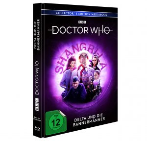 Doctor Who – Delta und die Bannermänner (Collector's Edition Mediabook). Das Cover zeigt den siebten Doctor (Sylvester McCoy) mit seiner Begleiterin Mel und weiteren Charakteren aus der Episode vor einem lila Hintergrund mit der Aufschrift „Shangri-La“. Veröffentlicht von der BBC, inklusive Blu-ray, FSK 12 freigegeben.