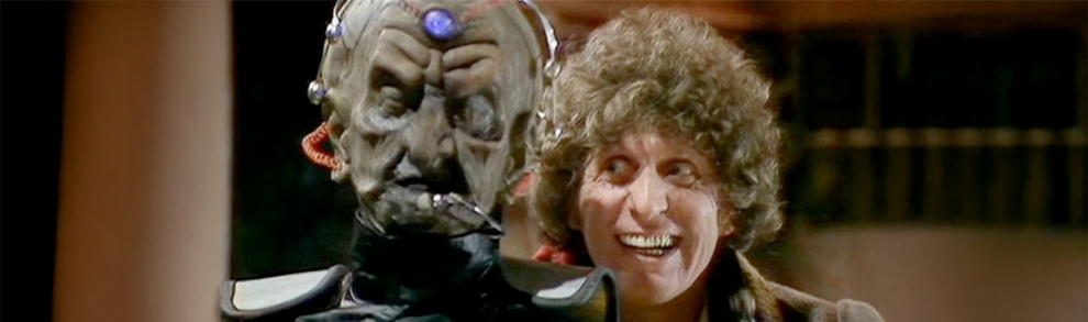 Szene aus der Doctor Who-Episode Destiny of the Daleks: Der Vierte Doctor (Tom Baker) grinst schelmisch hinter dem furchterregenden Wissenschaftler Davros, dem Schöpfer der Daleks, mit mechanischem Kopf und kybernetischer Gesichtshälfte