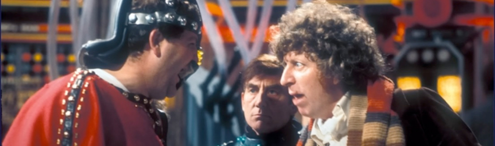 Szene aus der Doctor Who-Episode The Pirate Planet: Der Vierte Doctor (Tom Baker) diskutiert hitzig mit dem Captain, einer auffälligen Figur in rotem Gewand und Metallhelm