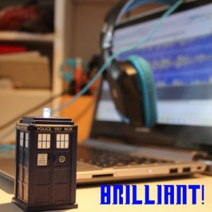 Logo des Doctor-Who-Podcasts ‚Brilliant!‘: Eine Miniatur-TARDIS steht vor einem aufgeklappten Laptop mit angeschlossenen Kopfhörern – im Hintergrund ist eine Audiospur sichtbar. Unten rechts steht der Schriftzug ‚Brilliant!‘ in pixeliger Typografie. Der Podcast von zwei Freundinnen beleuchtet mit Charme und Begeisterung alle zwei Wochen eine Folge der Serie Doctor Who